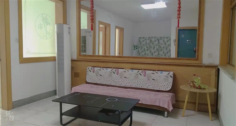 出租实验中学正对面二楼拎包入住