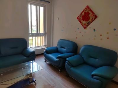 人民医院附近低楼层3室带车库 1600元