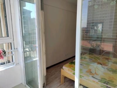 人民医院附近低楼层3室带车库 1600元