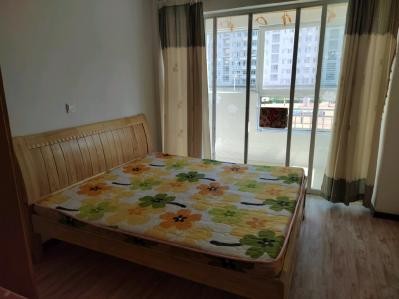 人民医院附近低楼层3室带车库 1600元