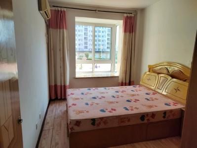 人民医院附近低楼层3室带车库 1600元