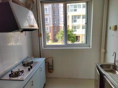 人民医院附近低楼层3室带车库 1600元