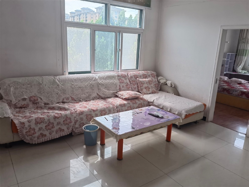 汇泉学校附近,三室两厅精装步梯高层,南北通透拎包入住