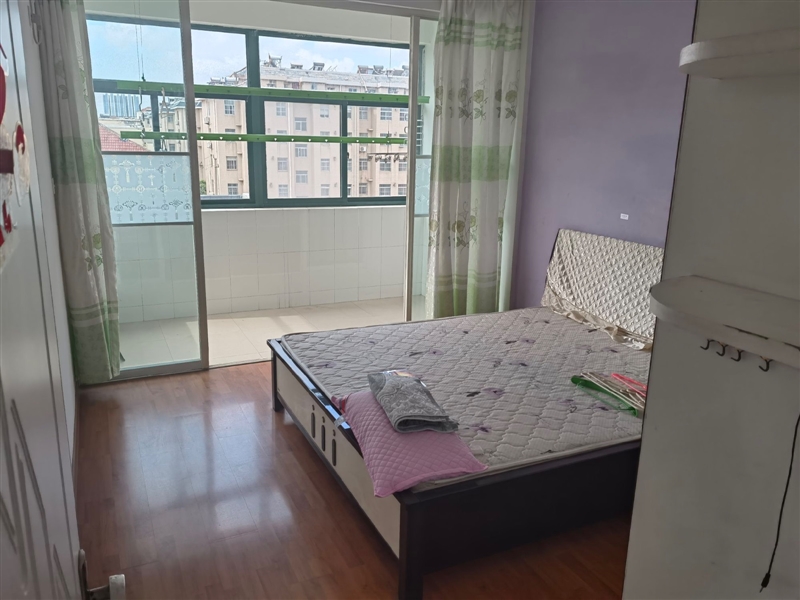 汇泉学校附近,三室两厅精装步梯高层,南北通透拎包入住