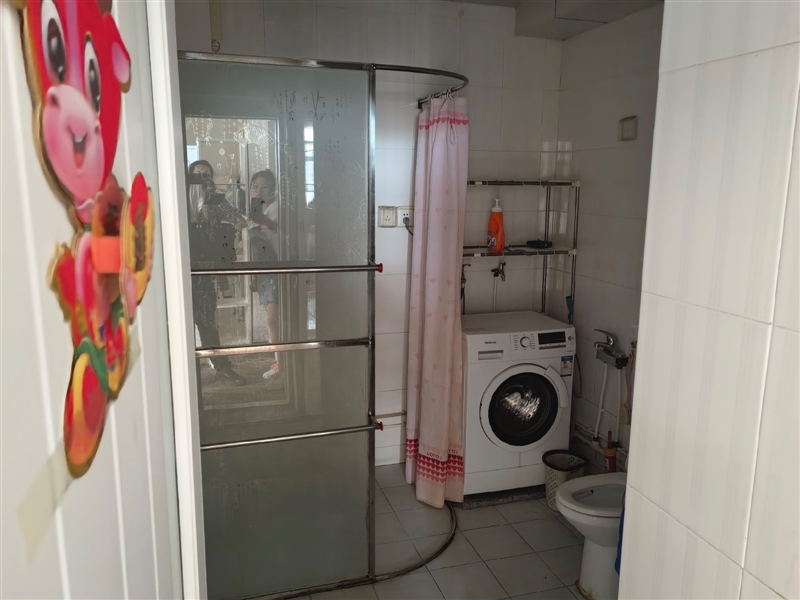 汇泉学校附近,三室两厅精装步梯高层,南北通透拎包入住