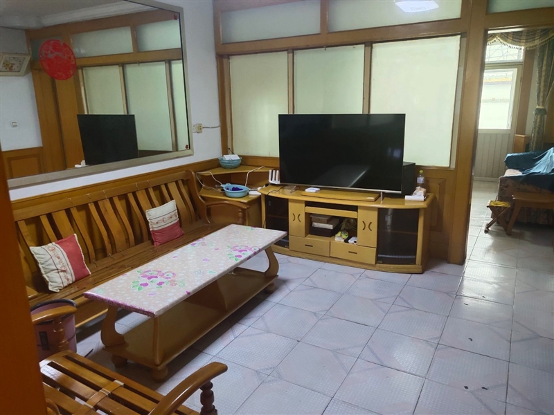 开发区两室两厅中装一楼带院,家具家电齐全,拎包入住,好停车