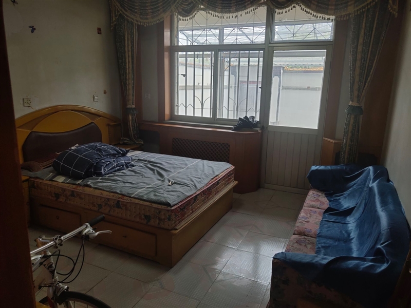 开发区两室两厅中装一楼带院,家具家电齐全,拎包入住,好停车