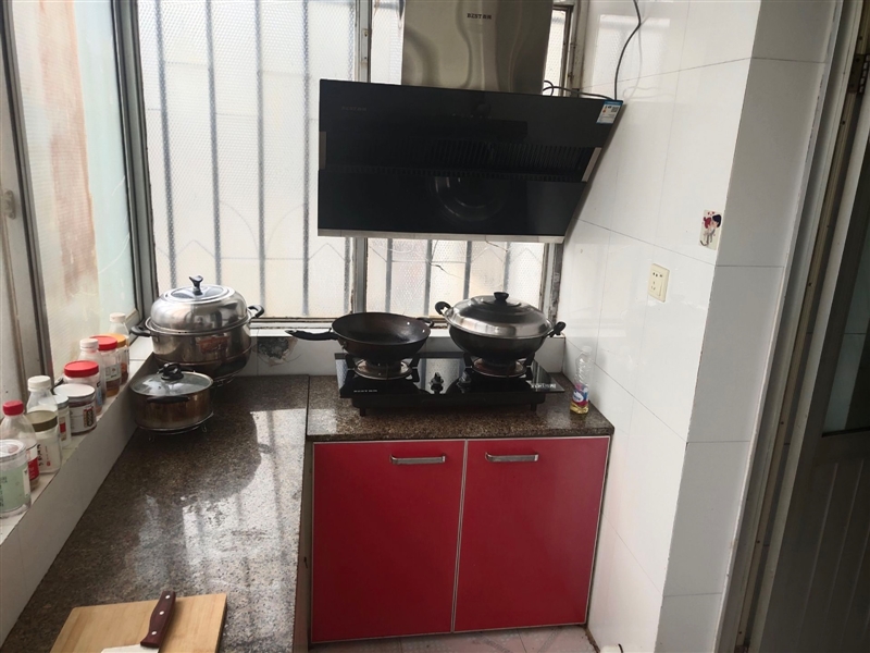 开发区两室两厅中装一楼带院,家具家电齐全,拎包入住,好停车