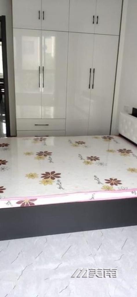 福禄山庄低楼层90平三室两厅,家具家电齐全,拎包入住,租金1800