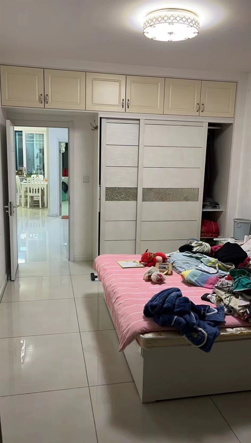 001543双语学区精装三室两厅,带家具家电,主楼100平带小房10,房子干净利落,很亮堂实际面积还