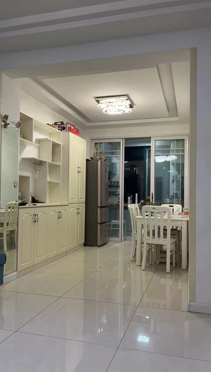 001543双语学区精装三室两厅,带家具家电,主楼100平带小房10,房子干净利落,很亮堂实际面积还