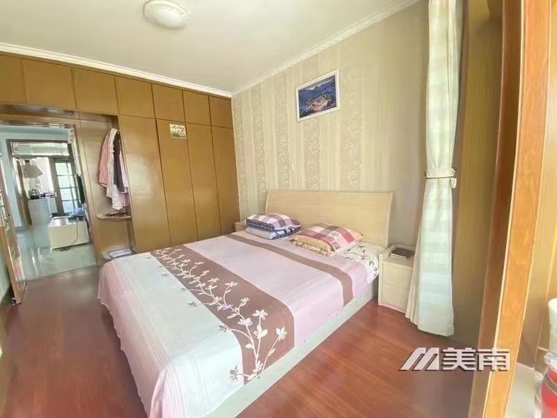 000967双语学区房,步梯中层,92加18小房!精装三室,拎包入住。大产权!52万8