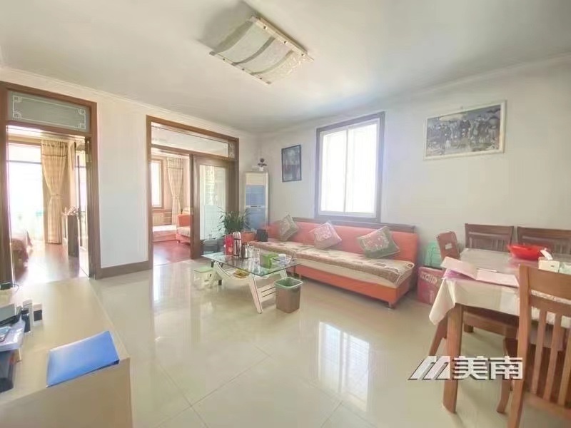 000967双语学区房,步梯中层,92加18小房!精装三室,拎包入住。大产权!52万8