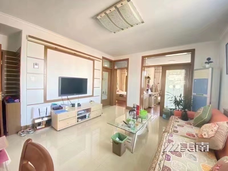 000967双语学区房,步梯中层,92加18小房!精装三室,拎包入住。大产权!52万8