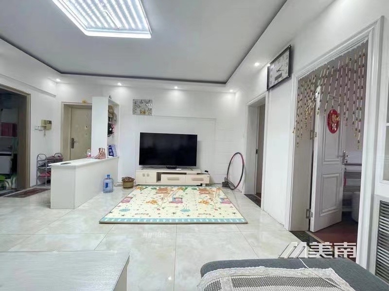 000548教育路附近,精装两室,步梯中层,看房方便有钥匙,仅售49万8