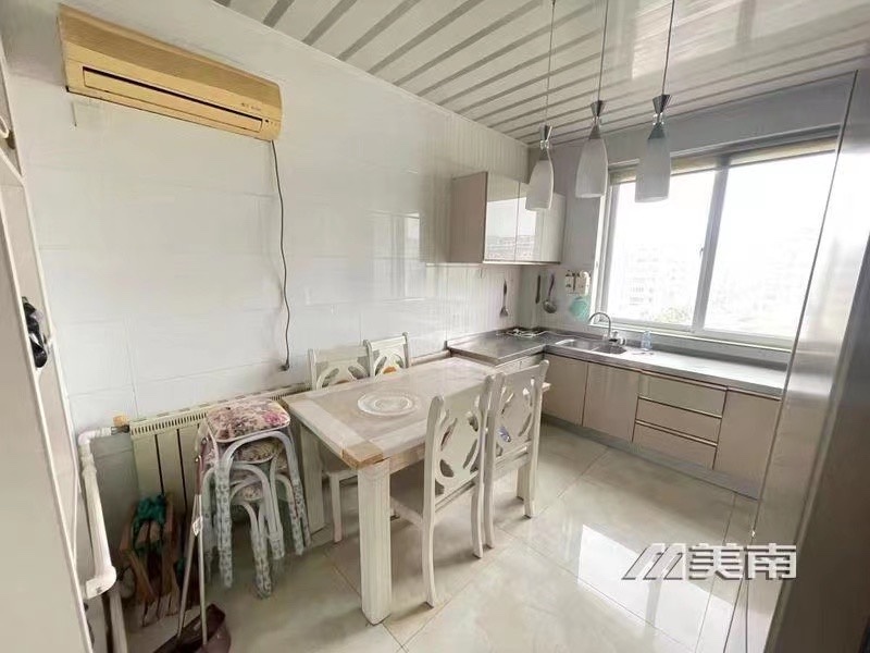 000548教育路附近,精装两室,步梯中层,看房方便有钥匙,仅售49万8
