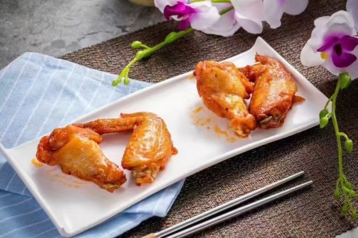 诚聘  男 女工人 18 到 55岁 包住宿 有餐补