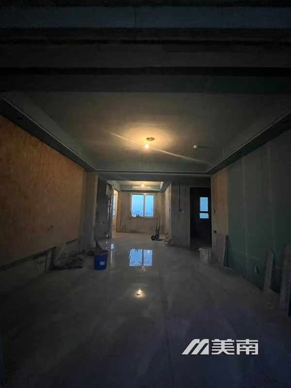 002568,城东新电梯房,落地阳台 侧隐厨房 黄金楼层采光没得说 中央空调 基础装修都完事,国庆期