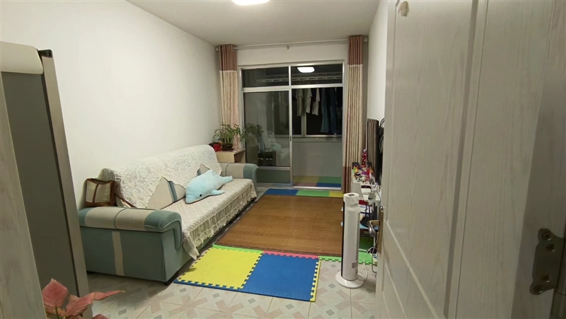 000401一小学区,新装住的不是一般的干净,房子2室2厅,仅售32万