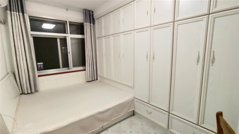 000401一小学区,新装住的不是一般的干净,房子2室2厅,仅售32万