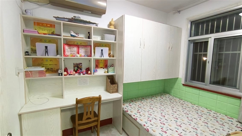 000401一小学区,新装住的不是一般的干净,房子2室2厅,仅售32万