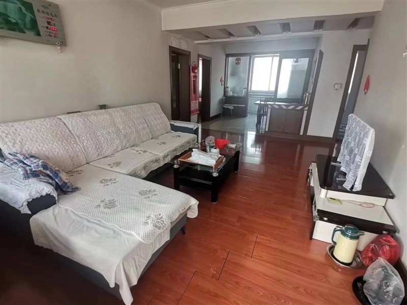 000438开建小区,106平元宝户型,双明卫,房主保养的很好,拎包入住,仅售49万8