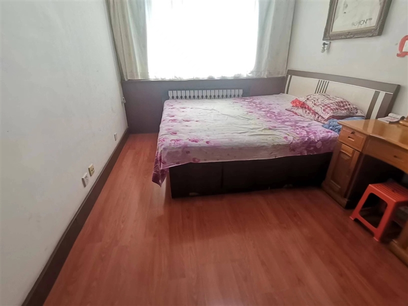 000438开建小区,106平元宝户型,双明卫,房主保养的很好,拎包入住,仅售49万8