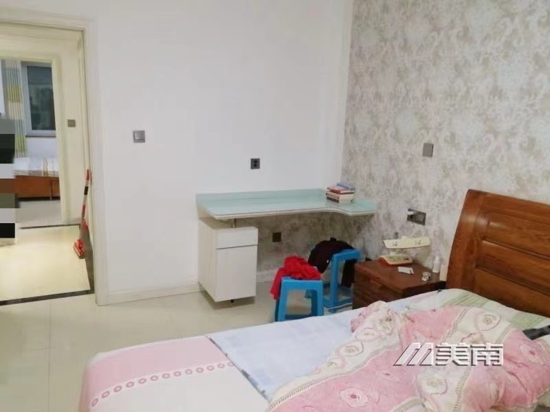 城东新一中低层出租,框架地暖,客厅南向,89平两室两厅,全明户型,家具家电齐1700