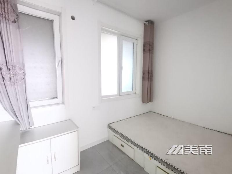L朗湖两室电梯高层南向客厅