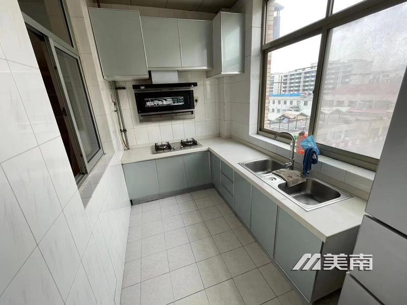 艺苑小区 中层精装三室家电齐全月租1400元
