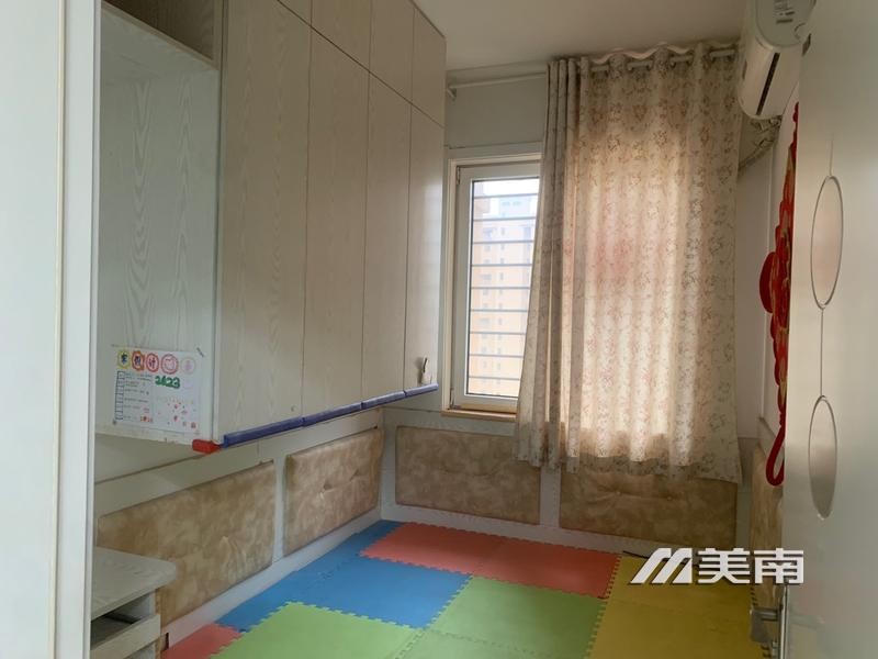 世纪阳光电梯中层 精装两室家电齐全月租1700元