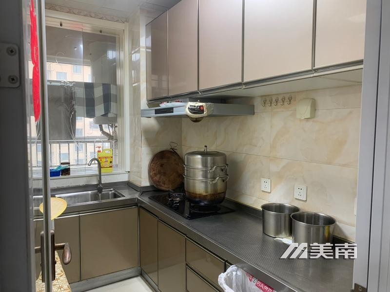 世纪阳光电梯中层 精装两室家电齐全月租1700元