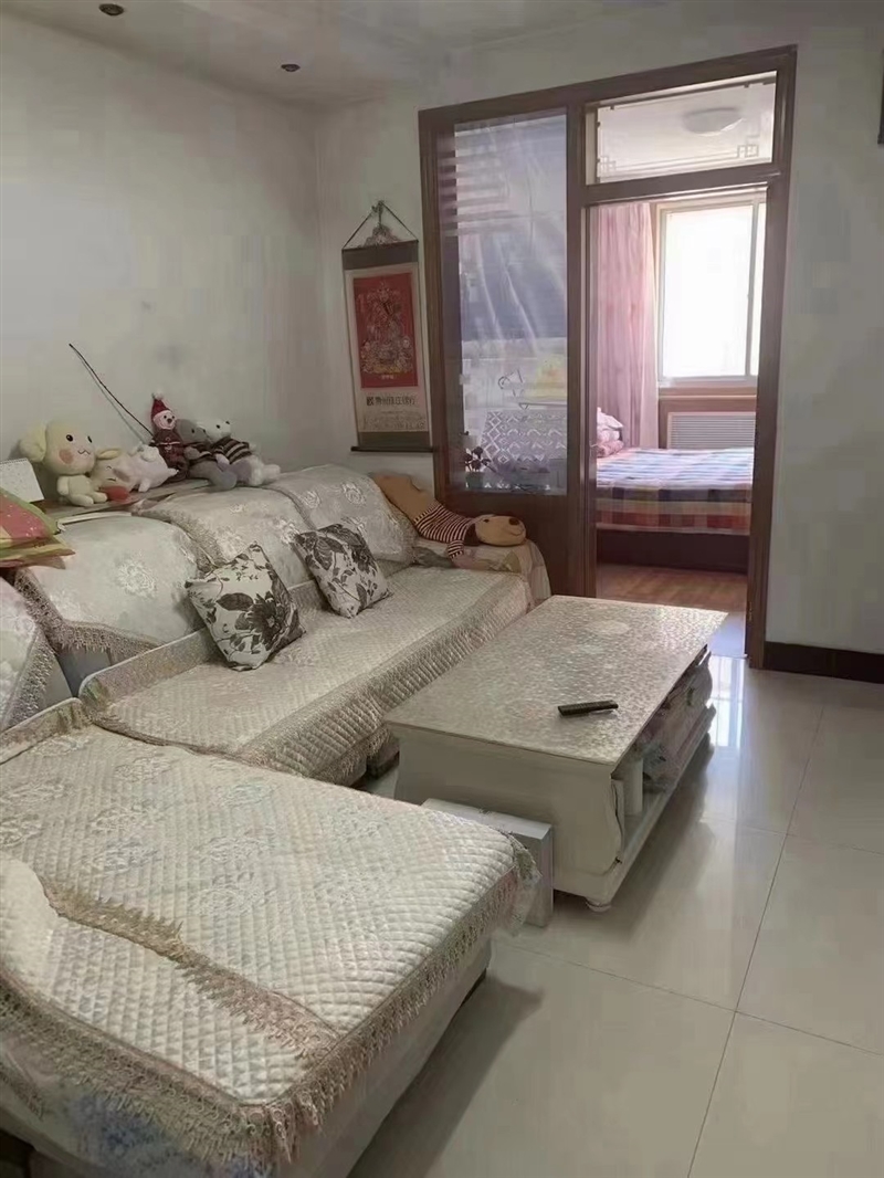 粮建小区三楼三室家具家电齐全月租1200元
