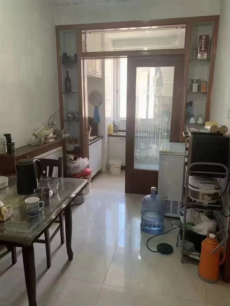 粮建小区三楼三室家具家电齐全月租1200元