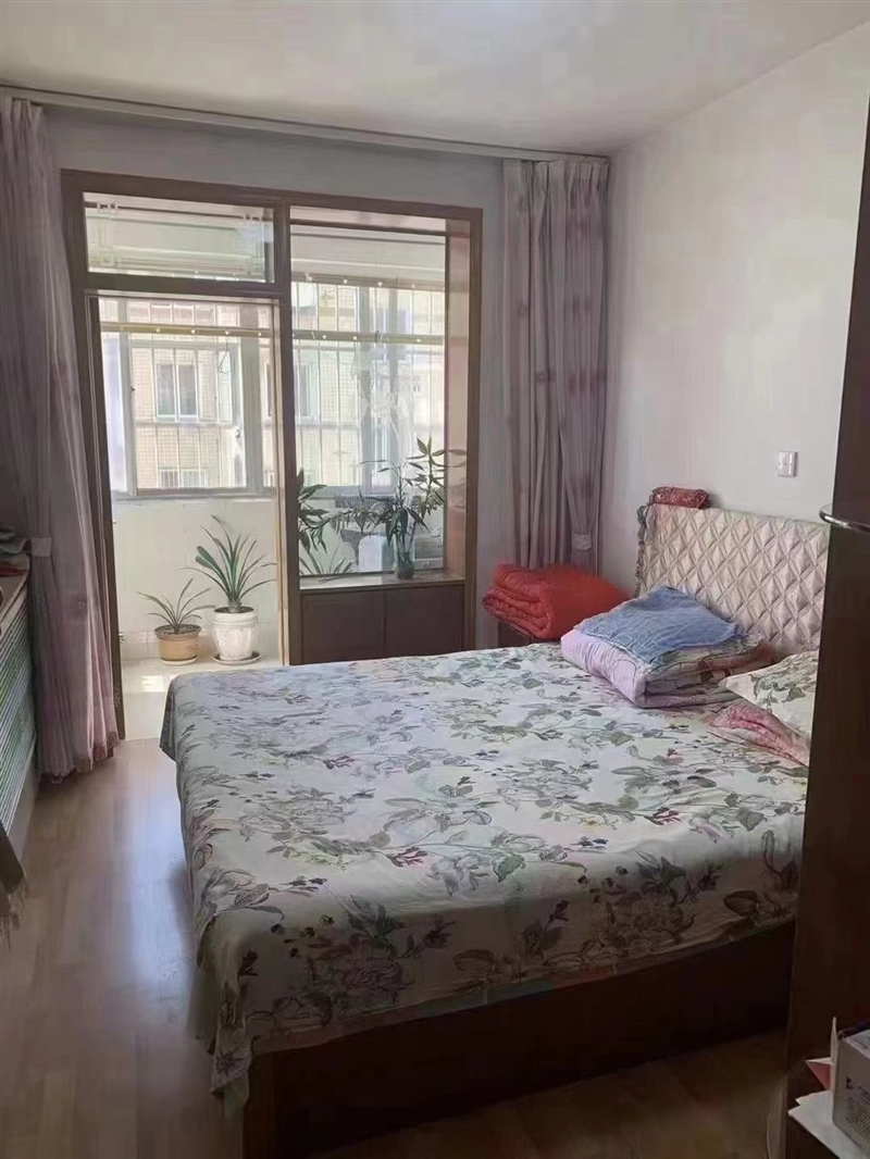 粮建小区三楼三室家具家电齐全月租1200元