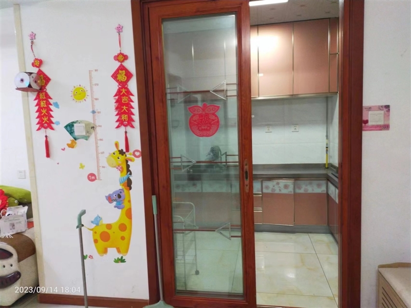 出租城西三小附近,两室两厅精装电梯房,家具家电齐全,拎包入住