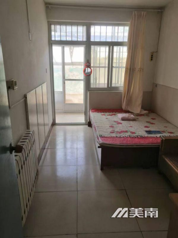 南小区 1楼带院 精装两室 家电齐全拎包入住月租1000元