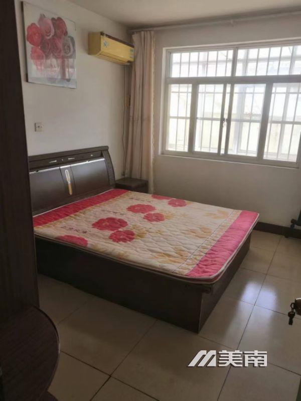 南小区 1楼带院 精装两室 家电齐全拎包入住月租1000元