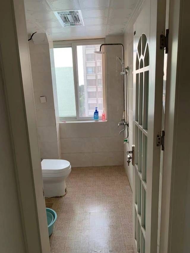 出租恒通市场附近东郎新城三室电梯房,家具家电齐全,南北通透