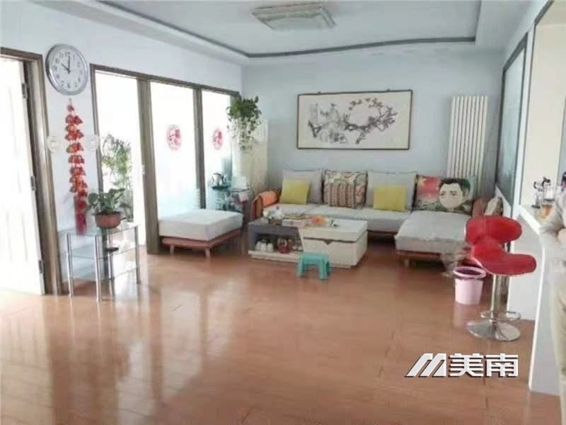 教育路九区 中层 精装三室 家电齐全月租1500元