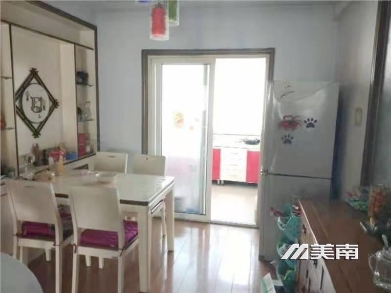 教育路九区 中层 精装三室 家电齐全月租1500元