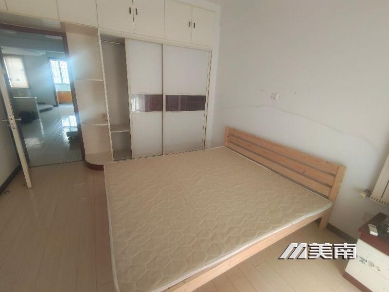 银资佳苑1楼 精装三室家电齐全月租1600元