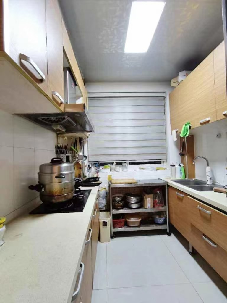 云峰名苑D区四楼三室家电齐全每月1600元