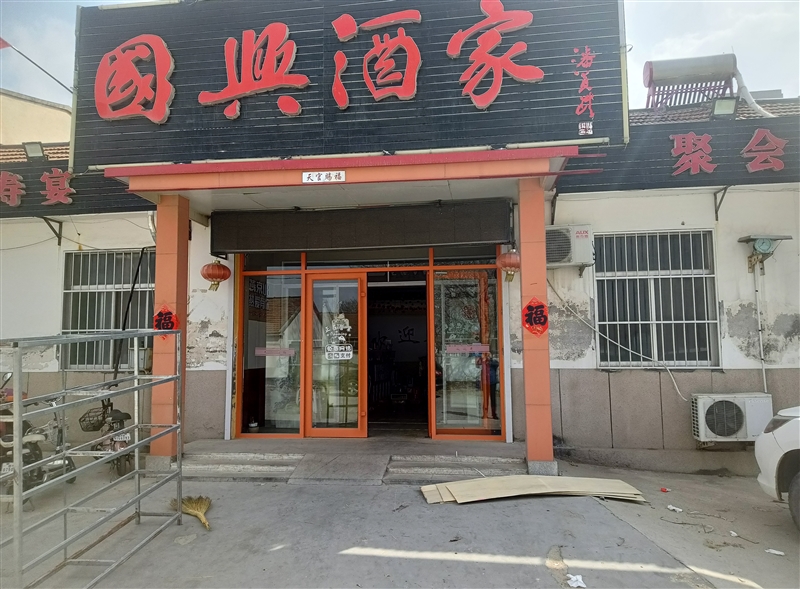 人民医院附近，紫云兰庭南门200米。饭店出租。