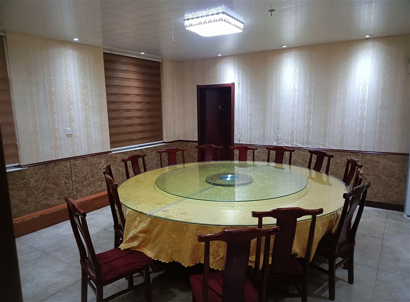 饭店出租。人民医院附近,紫云兰庭南门200米.