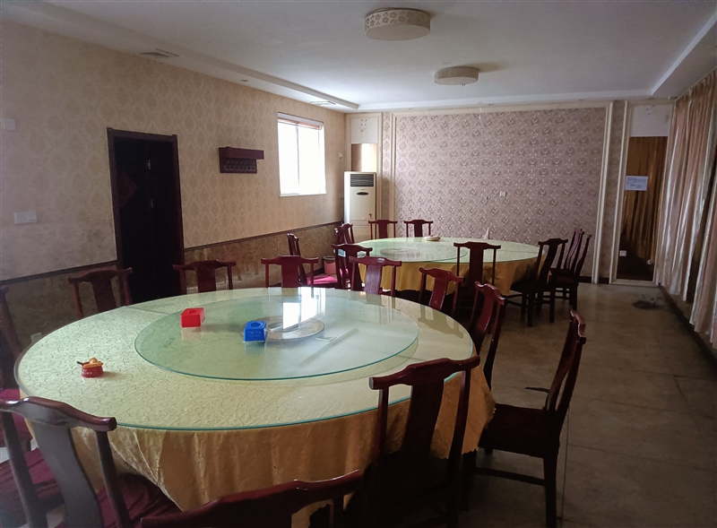 饭店出租。人民医院附近,紫云兰庭南门200米.