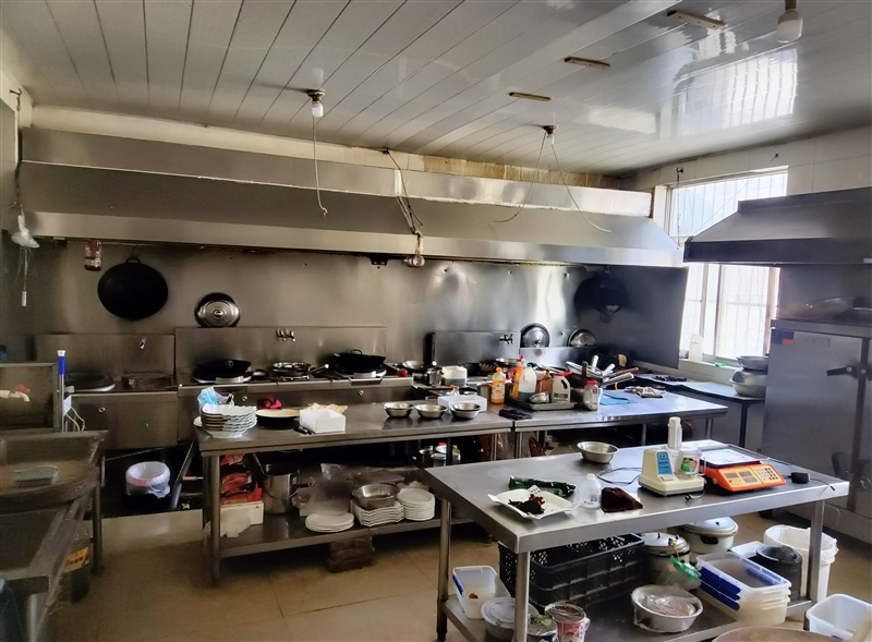 饭店出租。人民医院附近,紫云兰庭南门200米.