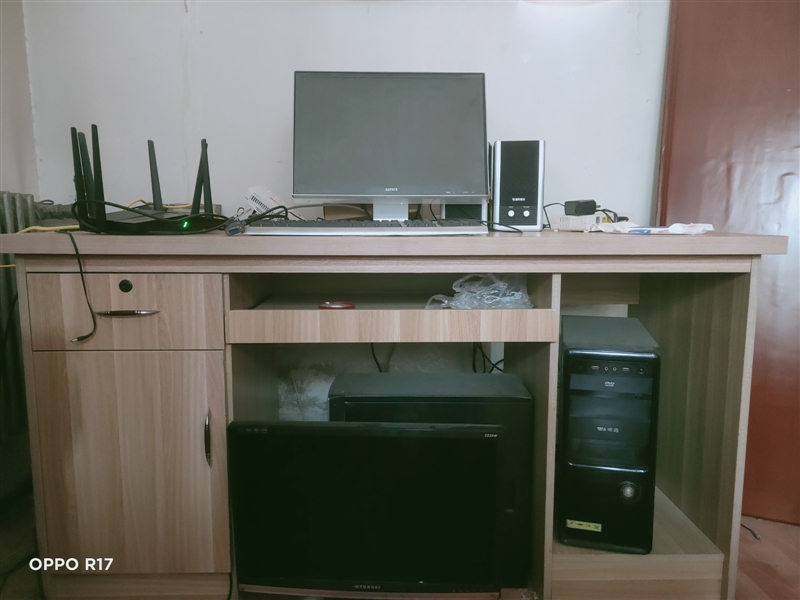 处理全新办公桌椅