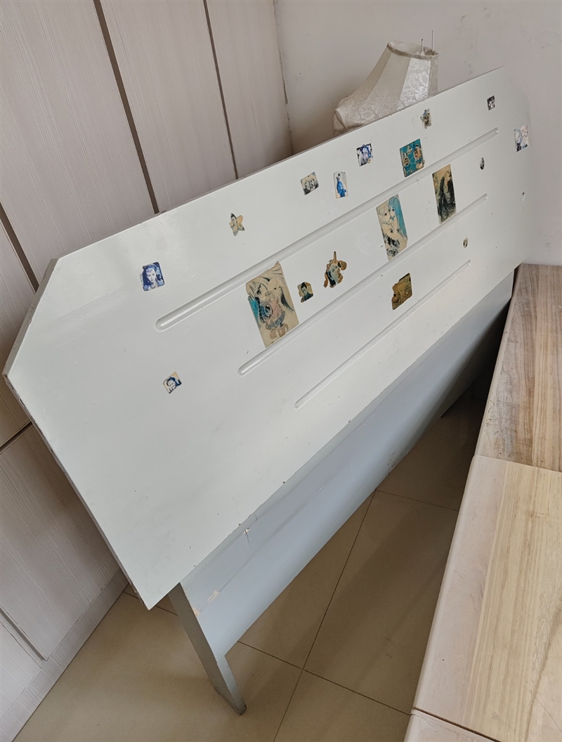 儿子房间的实木床出售