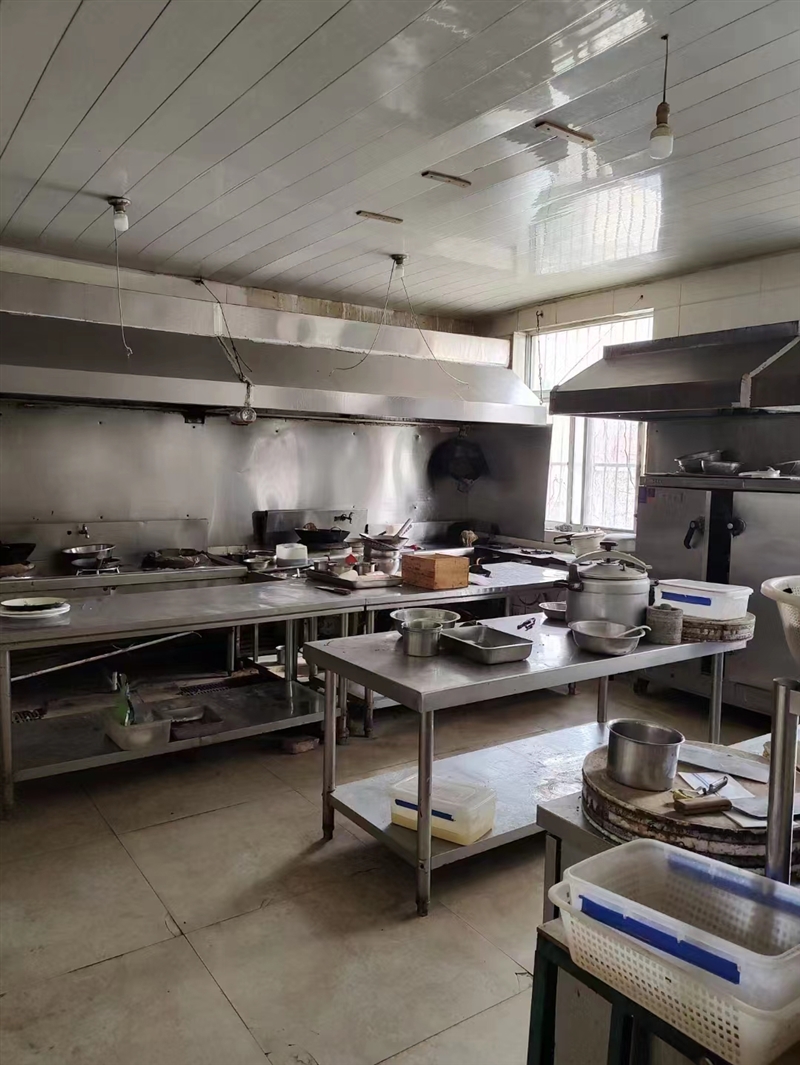 人民医院后门往北,有饭店出租,接手可营业